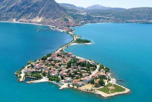 Egirdir, el lago, la ciudad fantasma y las rosas Egirdir, el lago, la ciudad fantasma y las rosas