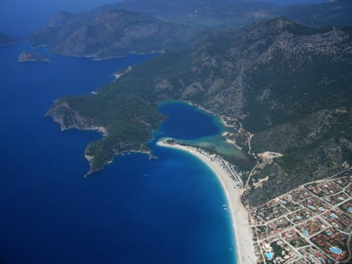 Ölüdeniz, pinos y aguas turquesa