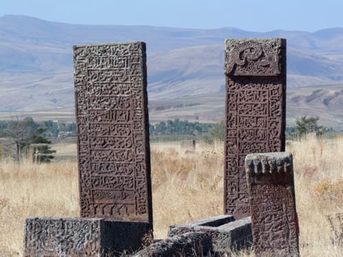 La Vía Diagonal: las tumbas de piedra de Ahlat